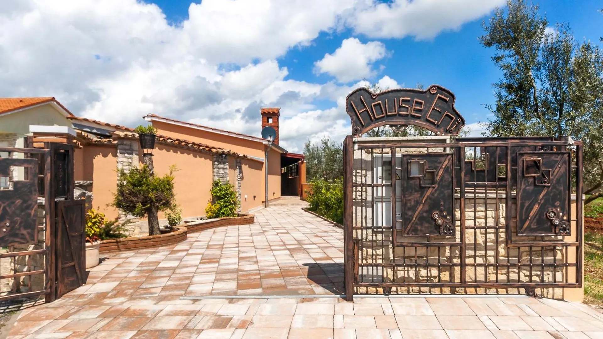 Industrial Style Studio House Eni, With Parking, Bbq, Ac In Marcana, Ferienwohnung